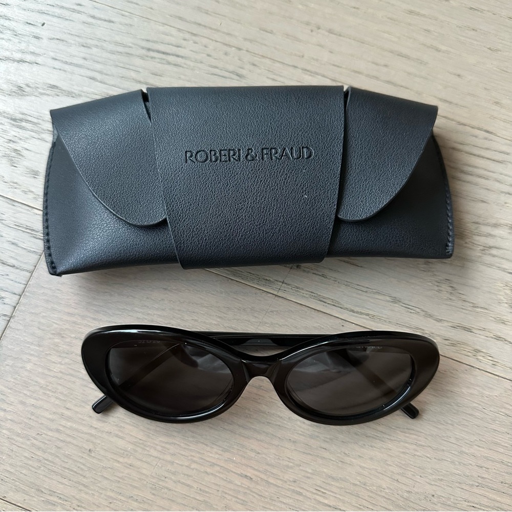 Roberi & Fraud Betty Sunglasses - Picture 10 of 10